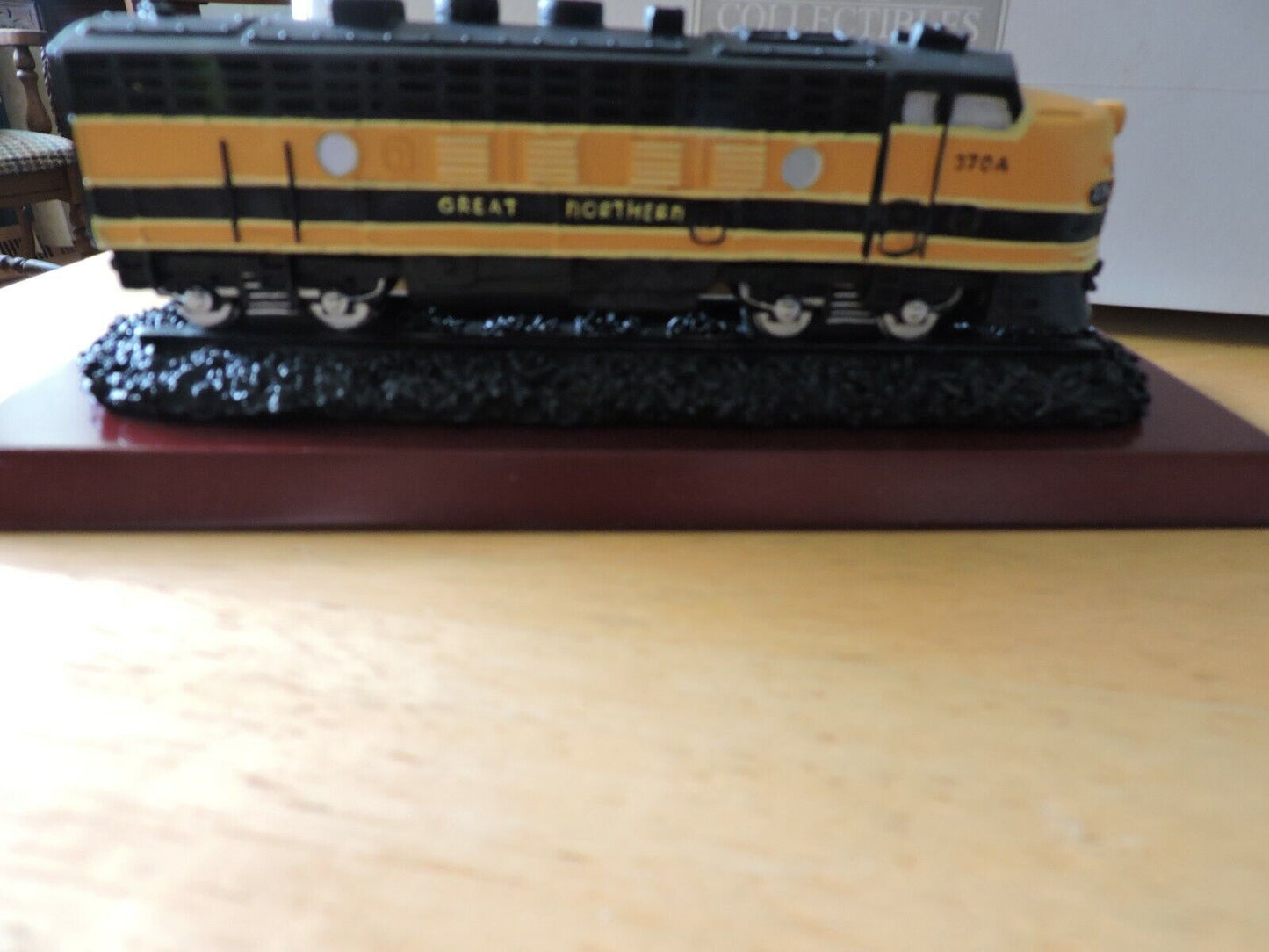 AVON FINE COLLECTIBLE--GREAT NORTHERN F-7 LOCOMOTIVE