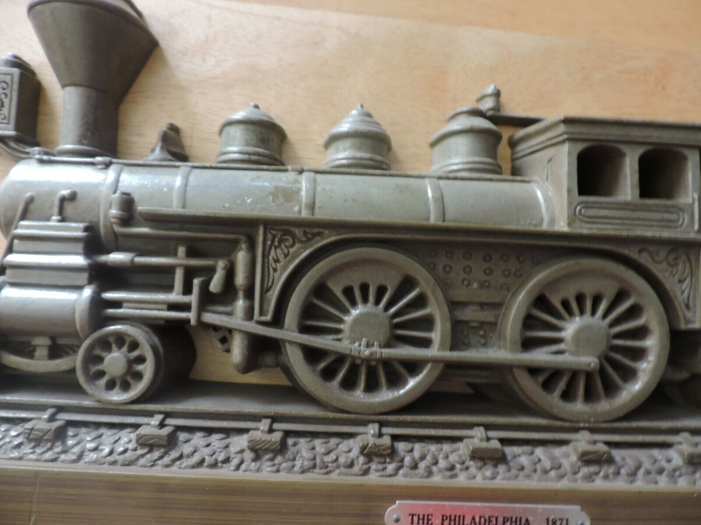 LOCOMOTIVE AND COAL CAR PLASTIC WALL DECORATION