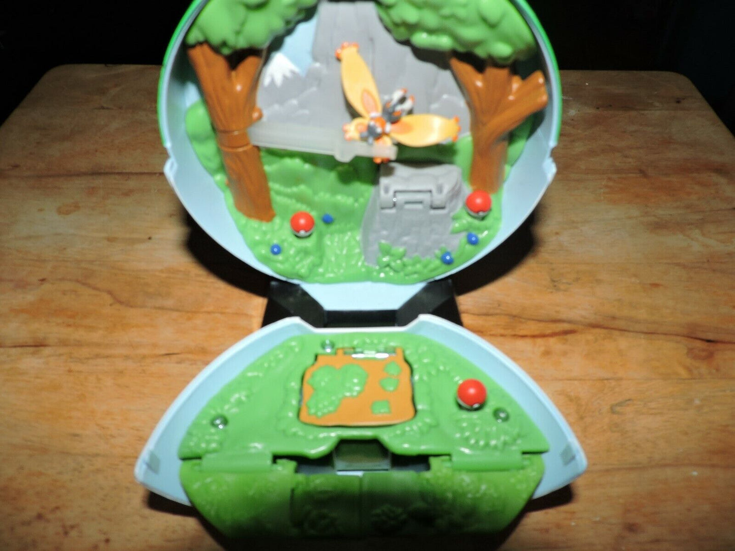 Pokemon Pokeball (With Pokemon Scene Inside)