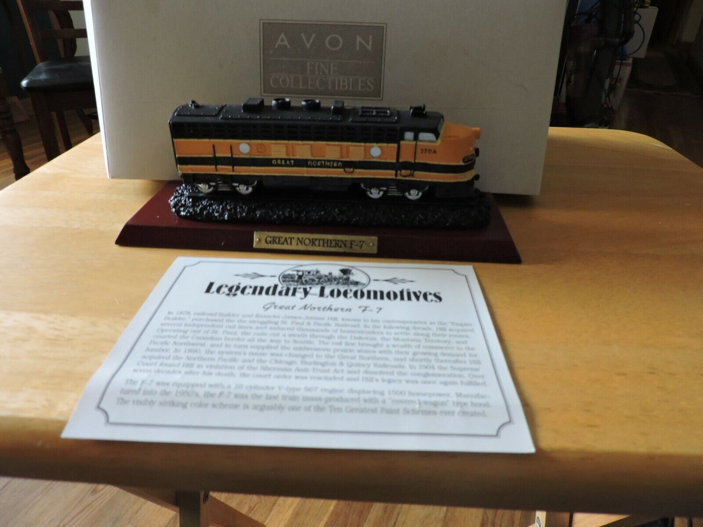 AVON FINE COLLECTIBLE--GREAT NORTHERN F-7 LOCOMOTIVE