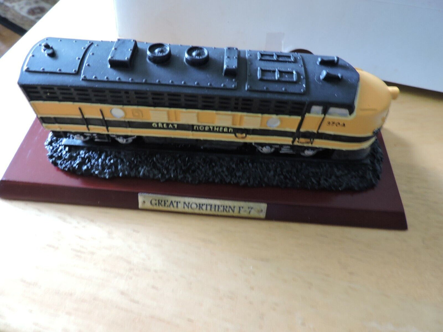 AVON FINE COLLECTIBLE--GREAT NORTHERN F-7 LOCOMOTIVE