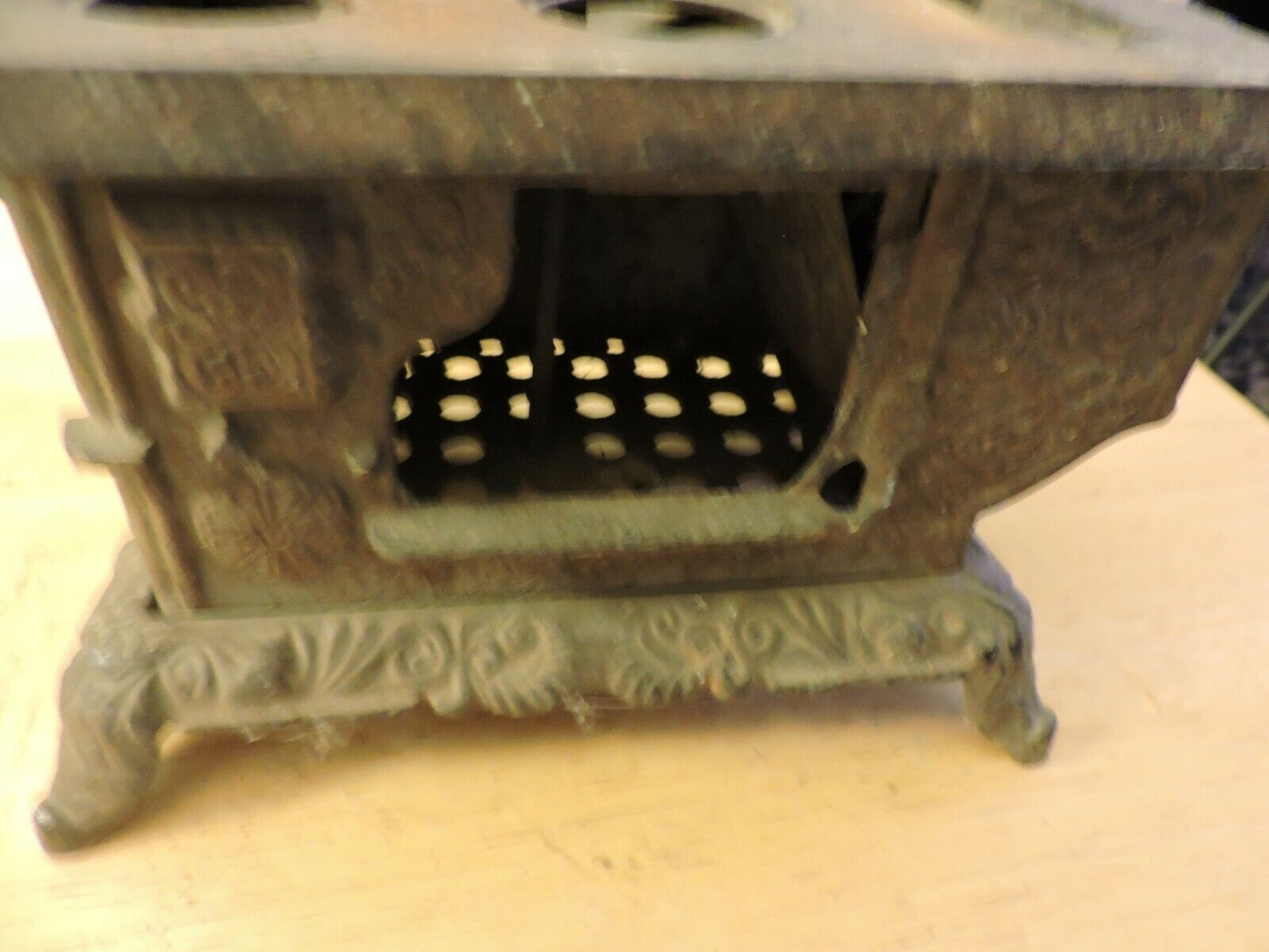 VINTAGE CAST IRON CHILD'S  STOVE ( 7.25 X 5.5 X 5 INCHES ) 4 BURNER