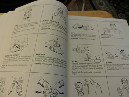 SIGNING ILLUSTRATED THE COMPLETE LEARNING GUIDE (OVER 1350 SIGNS)