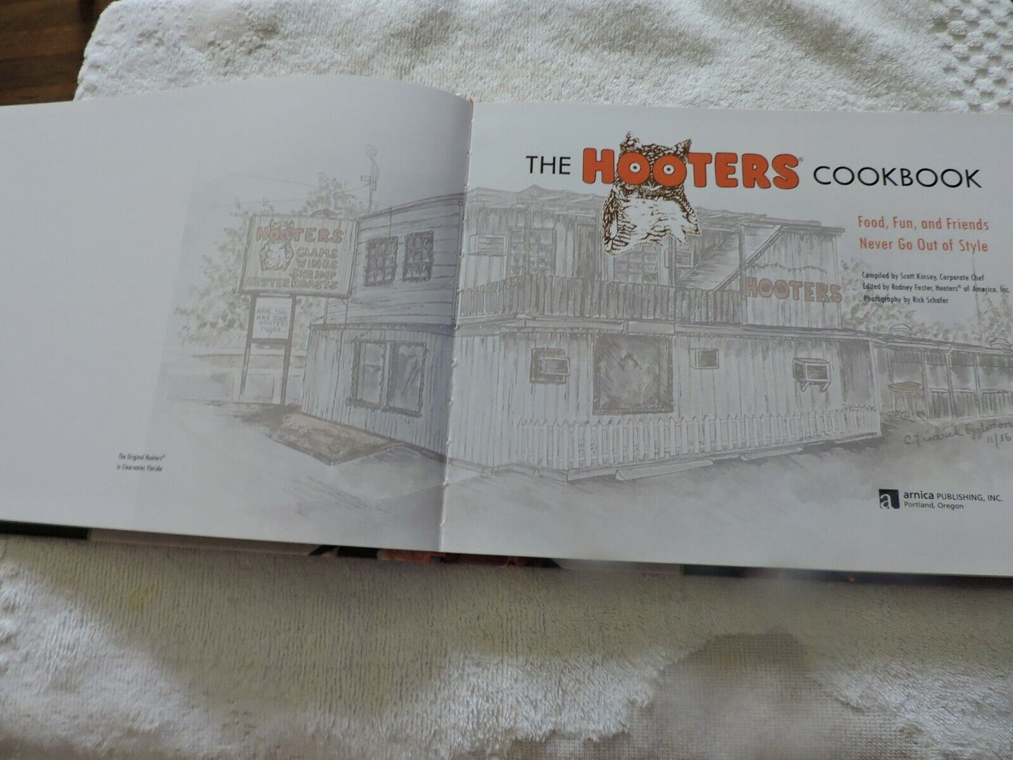 The Hooters Cookbook : Food, Fun, and Friends Never Go Out of Style (2007, Hardc