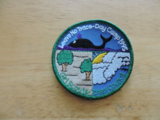 GIRL SCOUT LEAVE NO TRACE-DAY CAMP 1995 PATCH-- 3" GIRL SCOUTS TOTEM COUNCIL