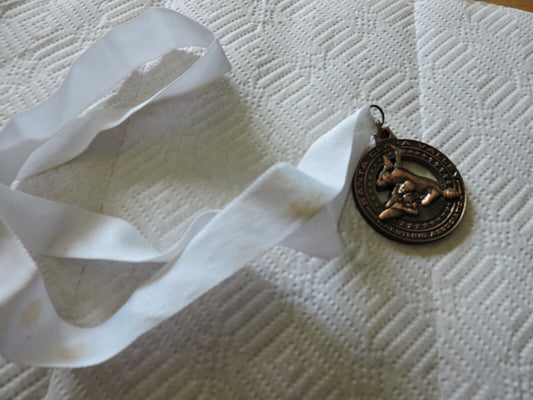SANTA CLARA VELLEY   WRESTING ASSOCIATION ROUND MEDAL ON WHITE RIBBON