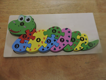 10 PIECE WOODEN ALLIGATOR PUZZLE 8X4 INCHES