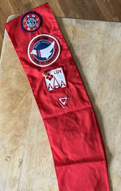 CAMPFIRE GIRLS SASH FROM EARLY 1980'S SASH AND 14 PATCHES
