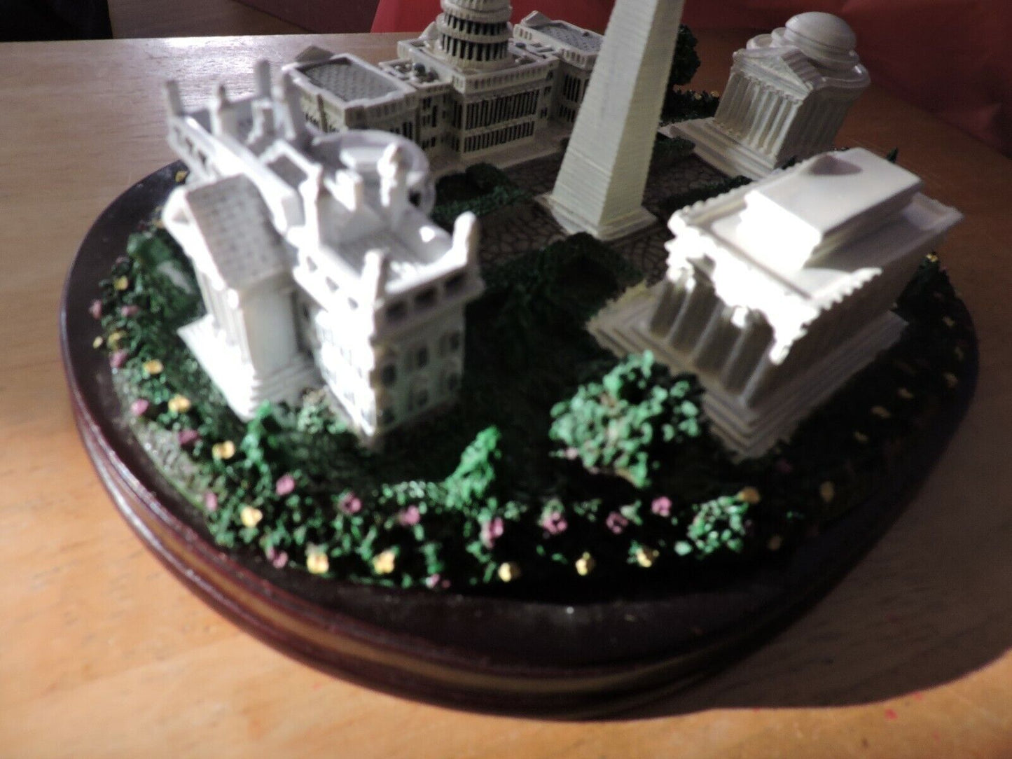 WASHINGTON D C  LANDMARKS CERAMIC TABLE DECORATION  9X75X4 INCHES