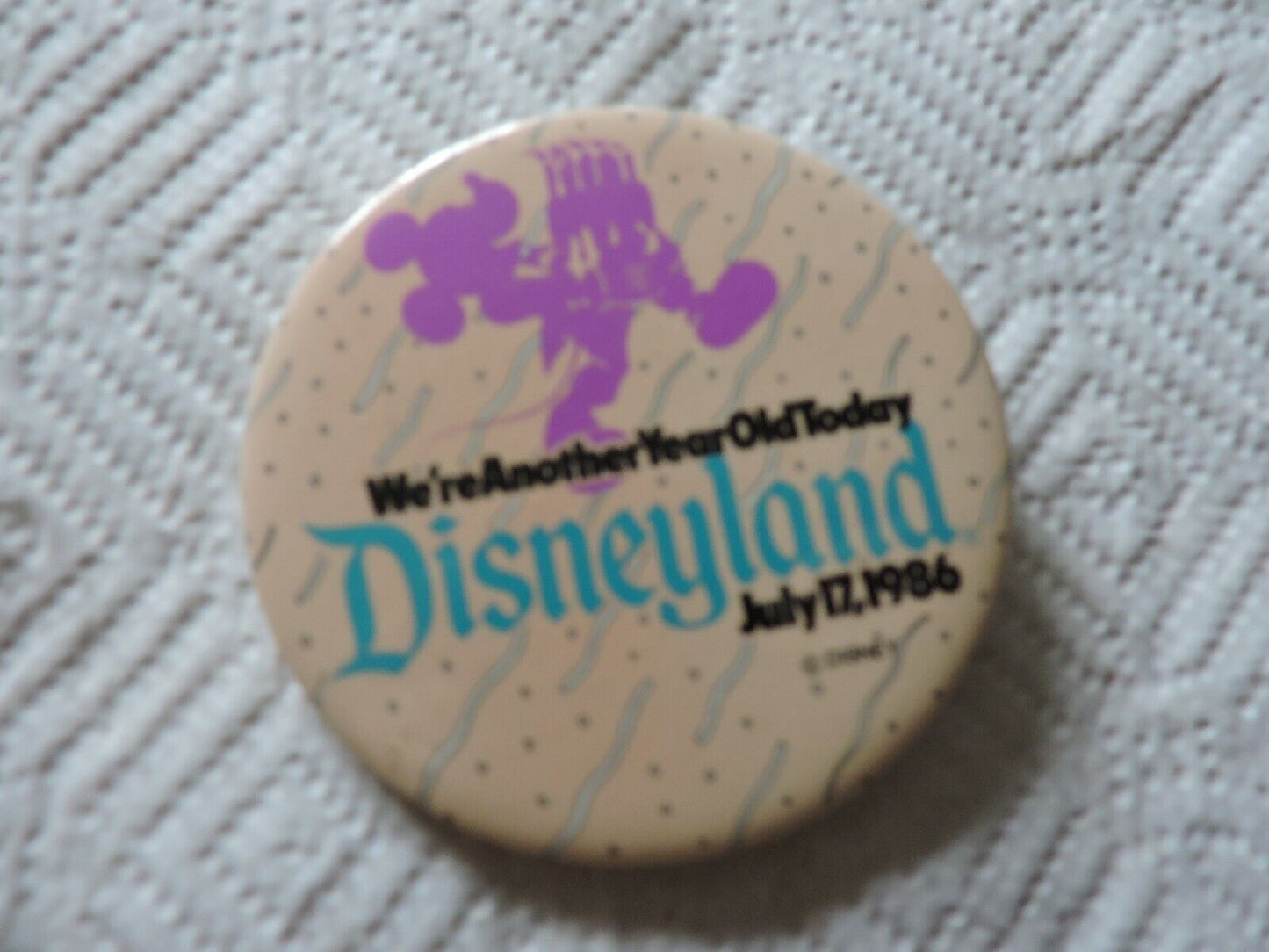 DISNEYLAND ANNIVERSARY BUTTON JULY 17, 1986 (31 YEARS OLD)
