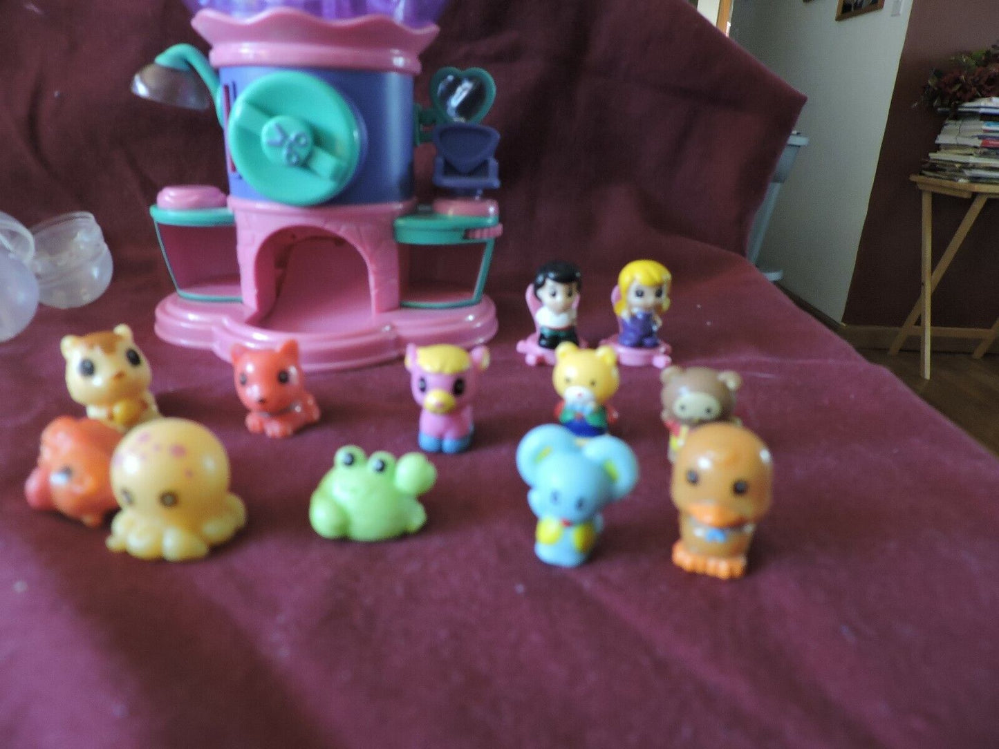 SQUINKIES TEA POT WITH 8 CHARACTERS