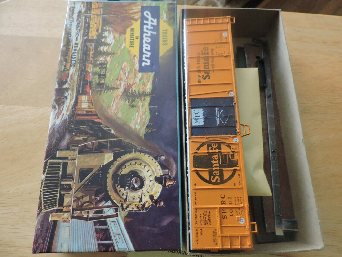 ATHEARN TRAINS IN MINIATURE SANTE FE 50 FT OUTSIDE BRACED REFEER (NIB)