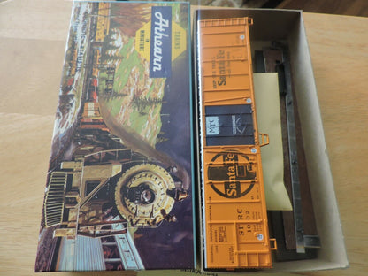 ATHEARN TRAINS IN MINIATURE SANTE FE 50 FT OUTSIDE BRACED REFEER (NIB)