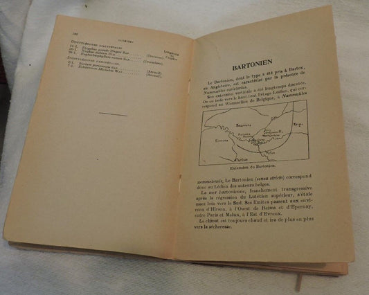 Vintage and Antigue 1947 Catalogue des Fossiles Tertiaires du Bassin de Paris