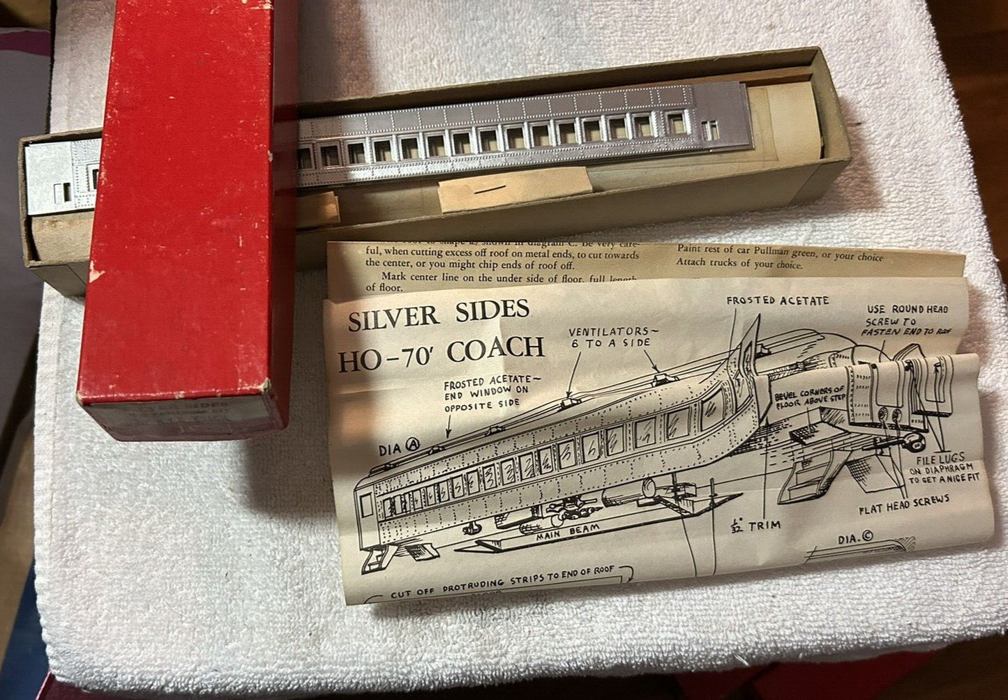 SILVER SIDES HO PASSENGER KIT: 70' ' NYC  COUCH--JC MODELS