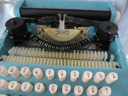 VINTAGE (50'S) PENNYS TYPEWRITER