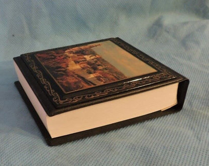 RUSSIAN MADE DESKTOP MEMO PAD WITH ANCIENT CITY PICTURED ON TOP