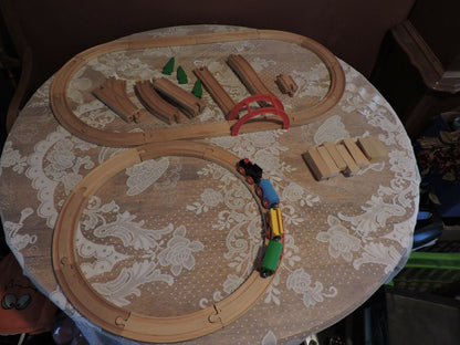 WOODEN TRAIN TRACK AND 4 PIECE TRAIN SET