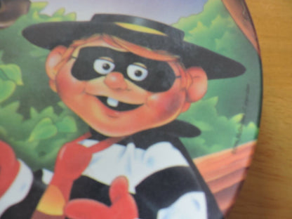 MCDONALS 1996--FUN PLATE--HAMBURGLAR WITH ANIMALS