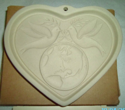 PAMPERED CHEF STONEWARE COOKIE HEART MOLD "Peace on Earth"  & Recipes