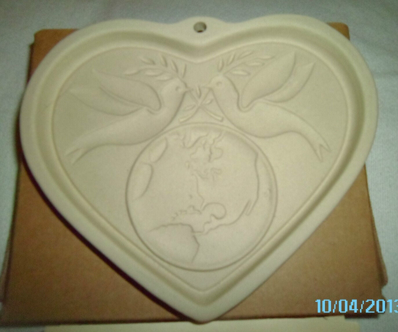 PAMPERED CHEF STONEWARE COOKIE HEART MOLD "Peace on Earth"  & Recipes