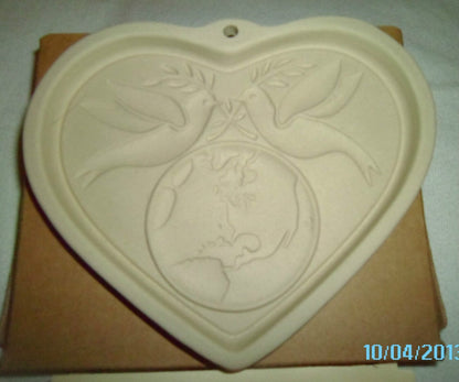 PAMPERED CHEF STONEWARE COOKIE HEART MOLD "Peace on Earth"  & Recipes