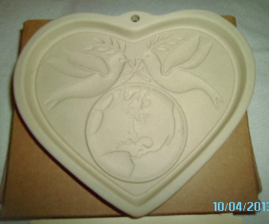 PAMPERED CHEF STONEWARE COOKIE HEART MOLD "Peace on Earth"  & Recipes