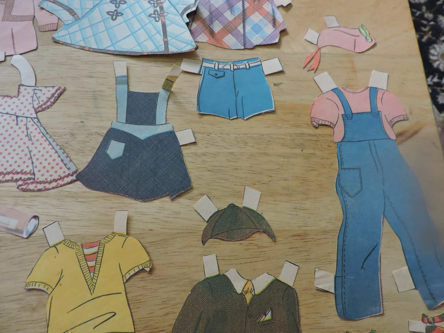 VINTAGE PAPER DOLL OUTFITS 19 PIECES