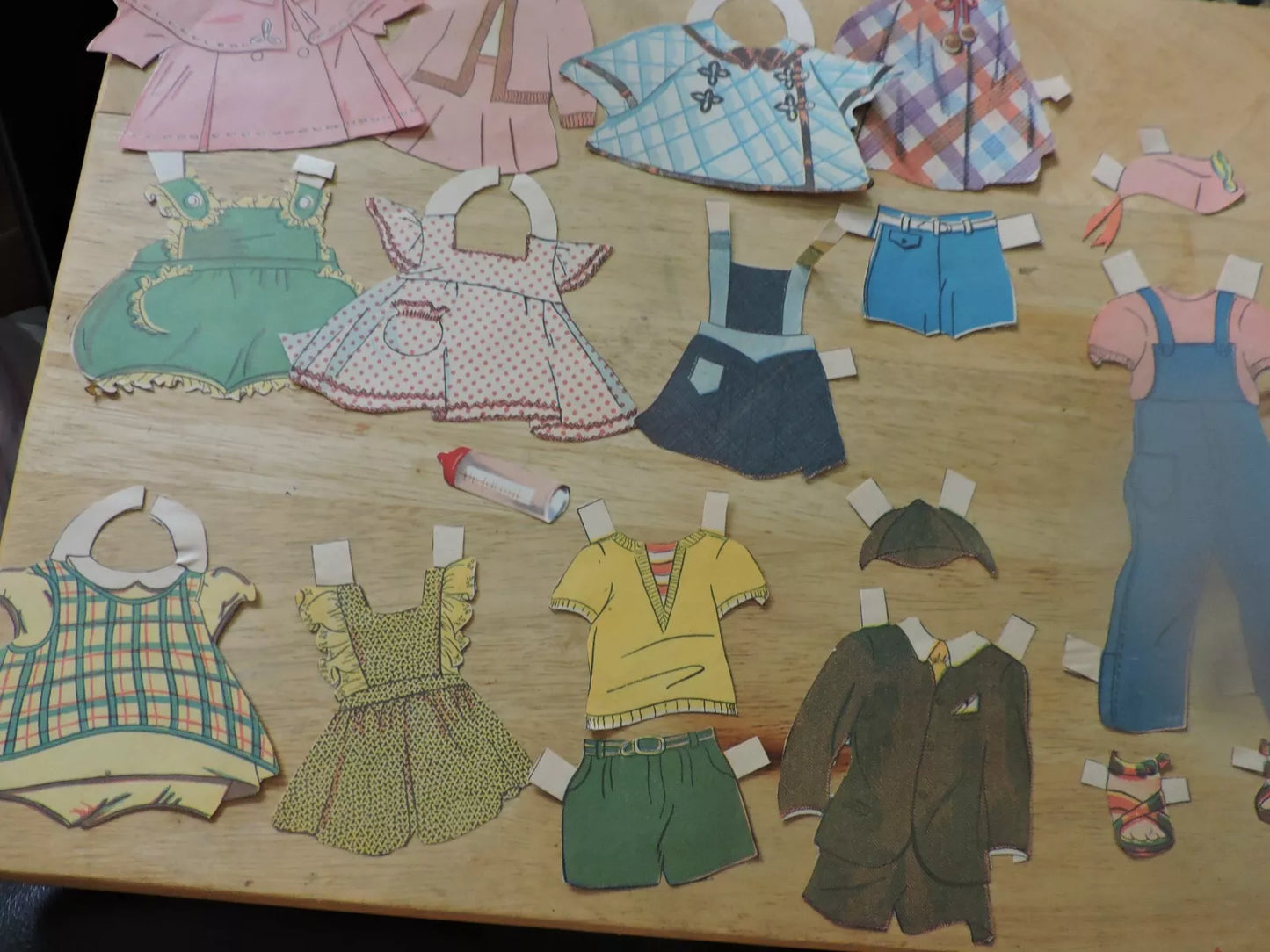 VINTAGE PAPER DOLL OUTFITS 19 PIECES
