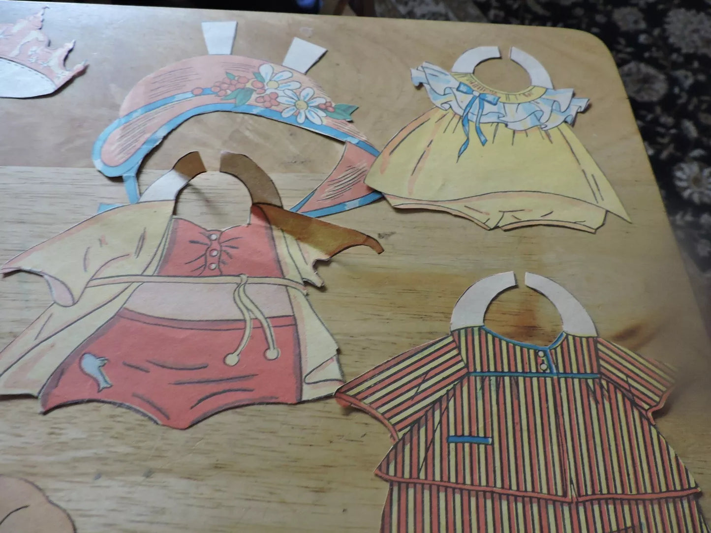 VINTAGE BABY PAPER DOLL OUTFITS 14 PIECES